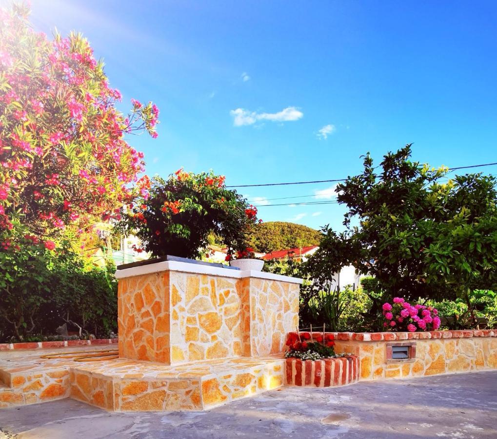 Apartmani Franciska Rab Town Exterior photo