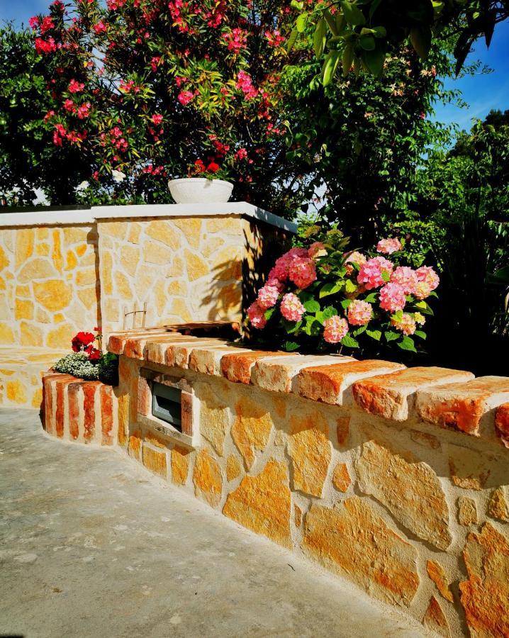 Apartmani Franciska Rab Town Exterior photo