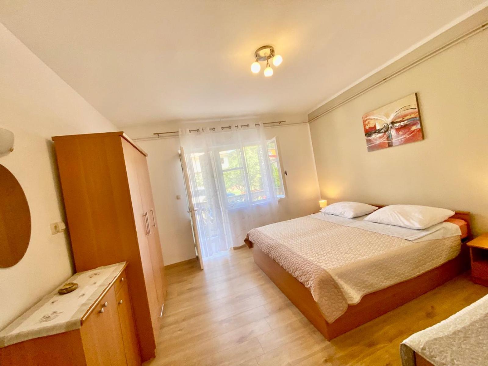 Apartmani Franciska Rab Town Exterior photo