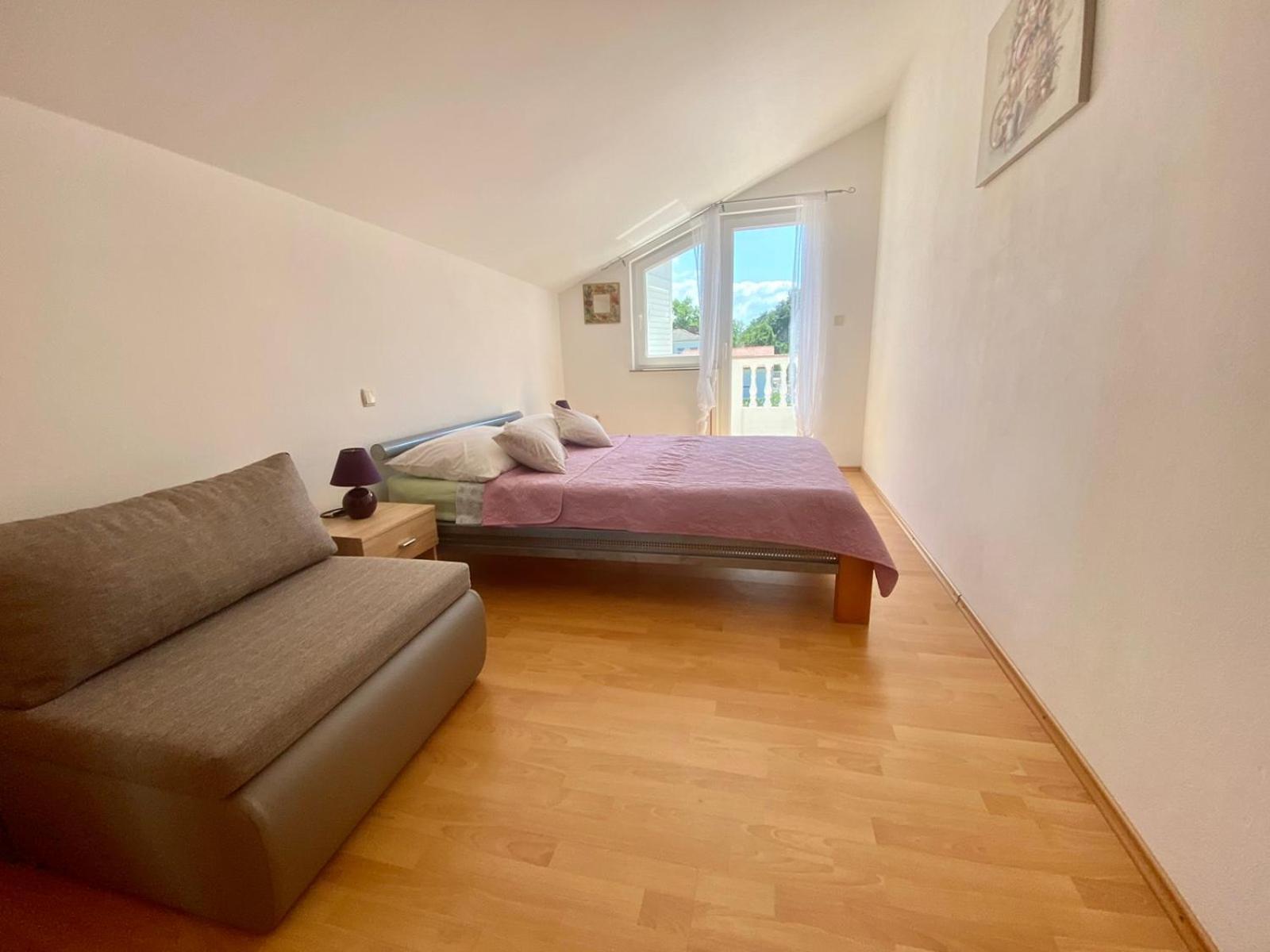 Apartmani Franciska Rab Town Exterior photo