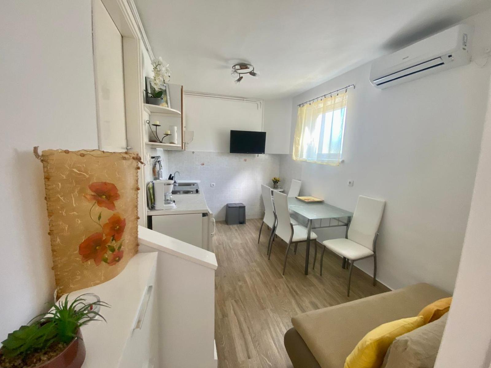 Apartmani Franciska Rab Town Exterior photo
