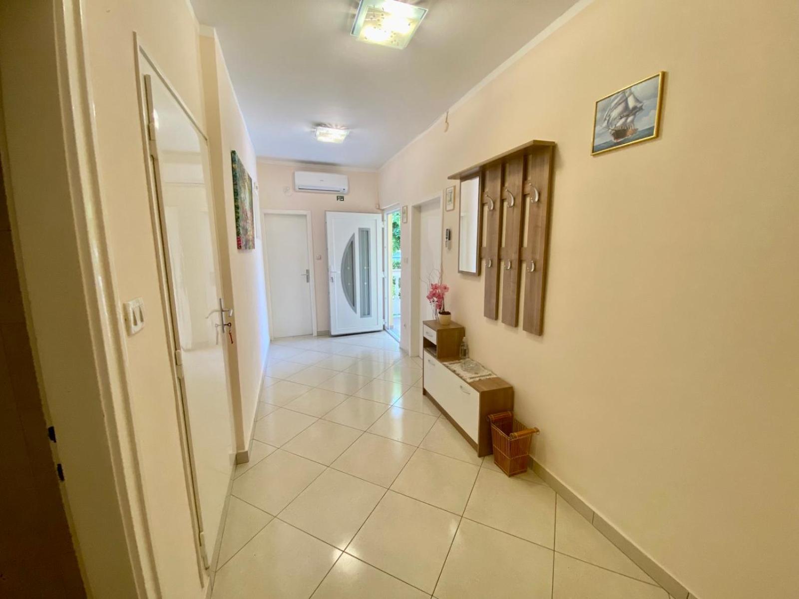 Apartmani Franciska Rab Town Exterior photo