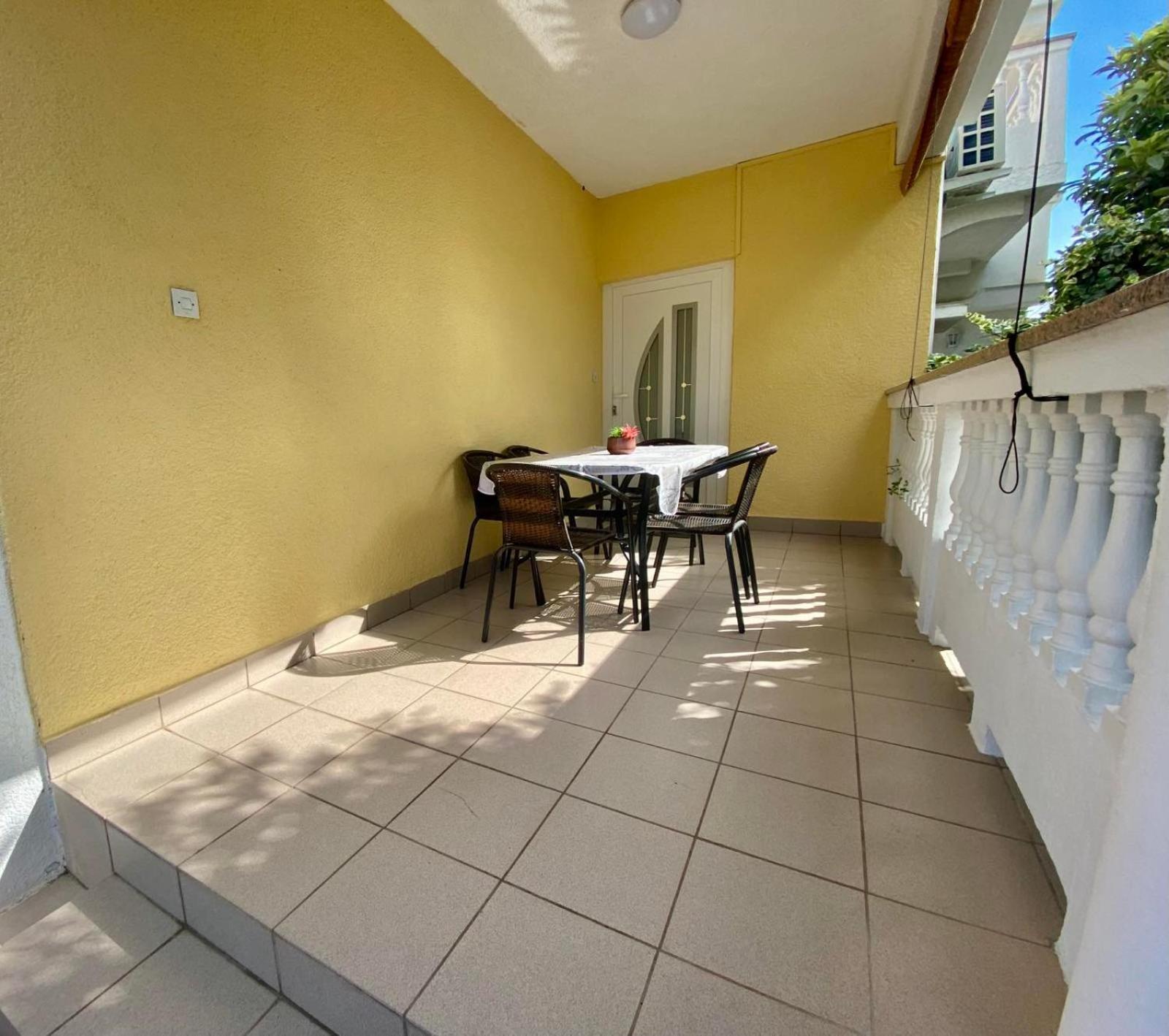 Apartmani Franciska Rab Town Exterior photo