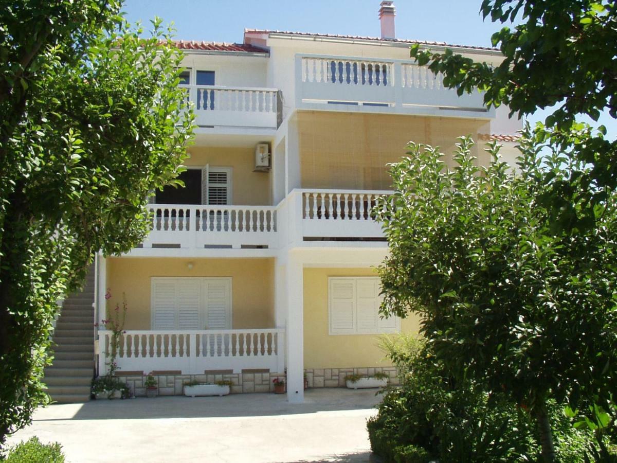 Apartmani Franciska Rab Town Exterior photo