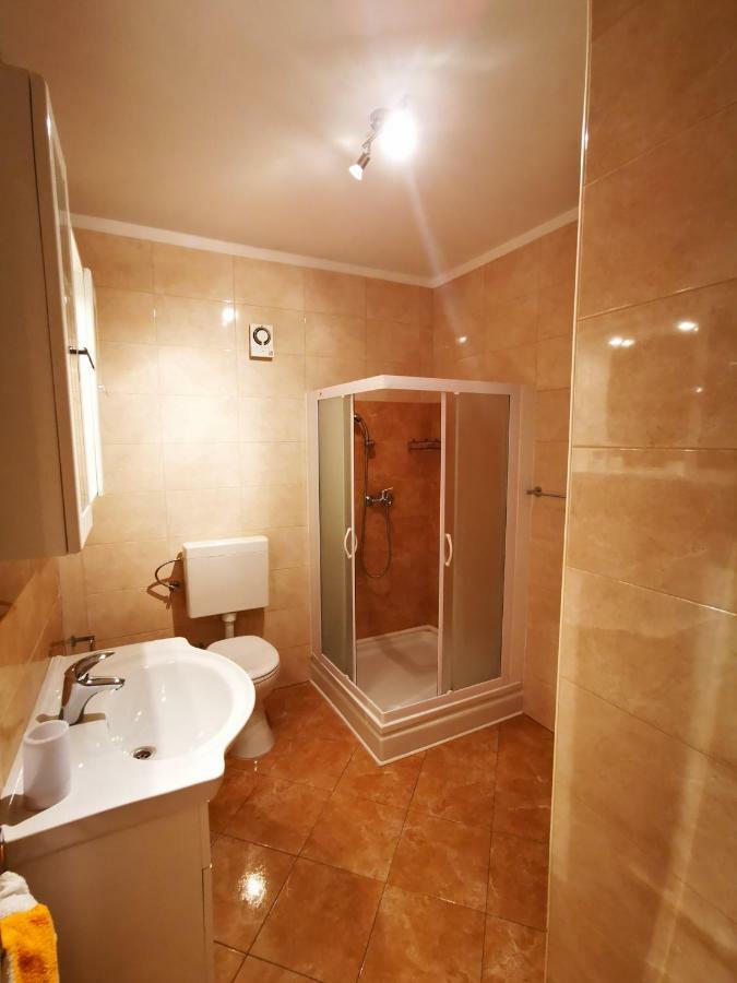 Apartmani Franciska Rab Town Exterior photo